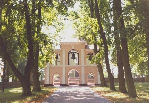 Murowana dzwonnica z początku XIX wieku 